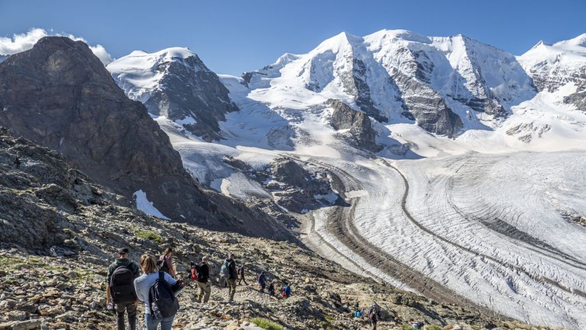 Die Gipfel des Bernina-Massivs vor Augen nähern sich die Wanderer auf dem neuen Rundweg dem Persgletscher.
Foto: Valentina Baumann