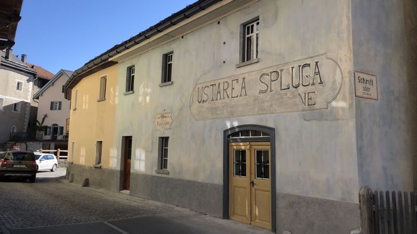 Las nouvas e veglias inscripziuns vi da la «Ustarea Spluga» immez Ardez (fotografia: David Truttmann).