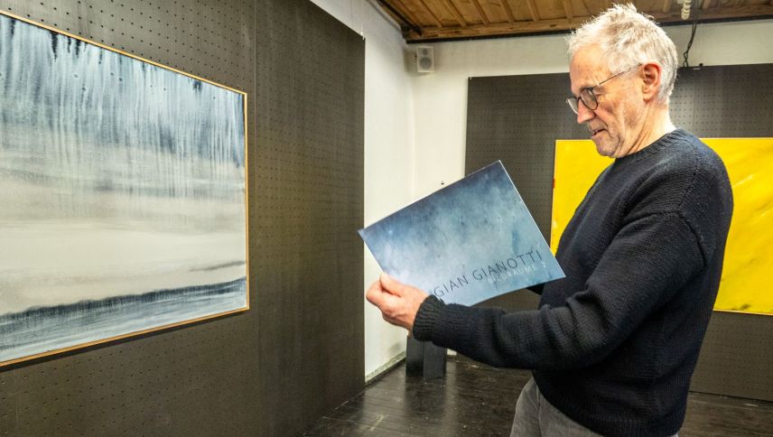 Il purtret «Nr. 22-05-1» da Gian Gianotti, quia cun seis cudesch «Bildräume 2», as basa sün üna scena dramatica d’ora da plövgia. fotografia: Jon Duschletta