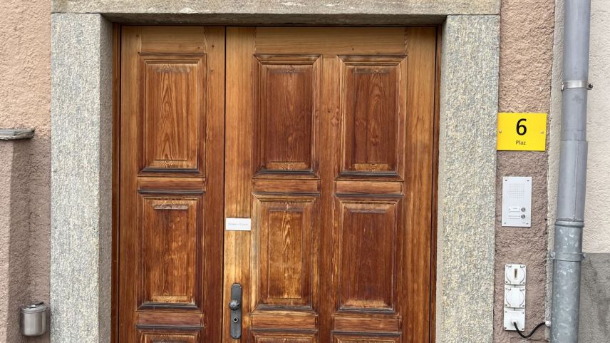 I’l minz da Zuoz haun fin uossa be la chesa cumünela (fotografia) e’l Volg monto la nouva tevlina (fotografia: Martin Camichel).