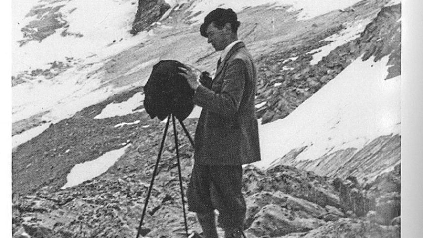Der Fotograf Gustav Sommer mit seiner Kamera. Foto: Gustav Sommer/Kulturarchiv Oberengadin