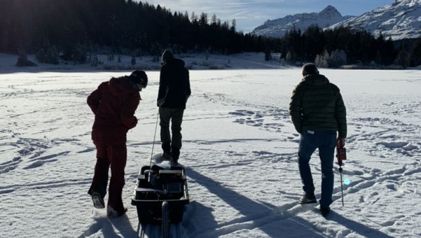 Die Tests mit dem neuen Georadar-Schlitten fanden im Dezember auf dem Stazersee statt. Foto: Patrick Blarer