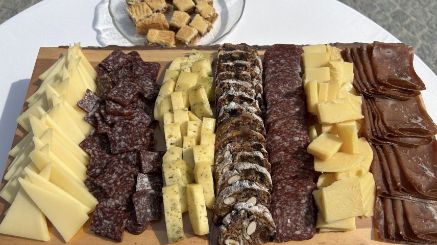 Biosfera-Produkte zum Apéro. Foto: Claudia Cadruvi