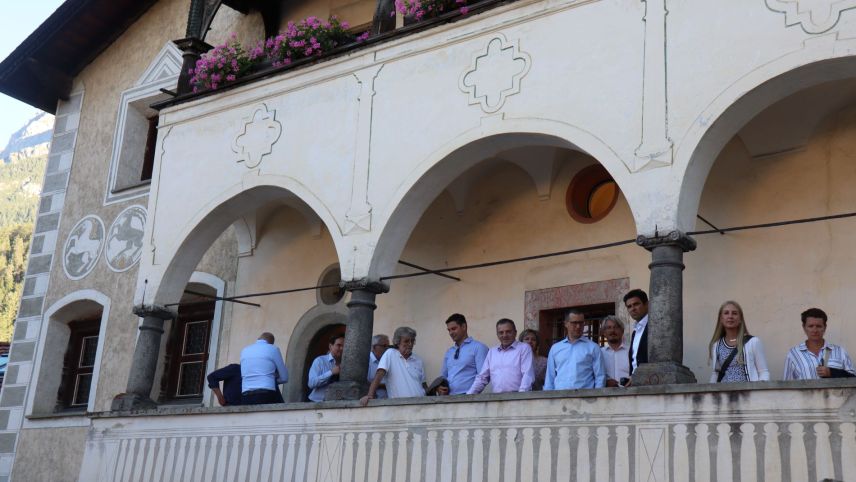 Jon Pult, il president da la Cumischiun per trafic e telecomunicaziun dal Cussagl naziunal, ha invidà a seis collegas ad üna visita a Scuol. fotografia: Martin Camichel