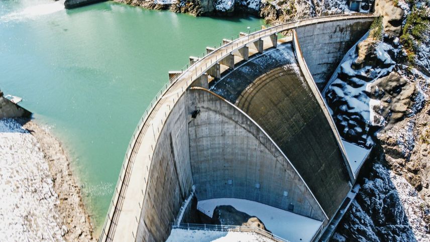 Rund 8000 Gigawattsunden Strom produzieren die Bündner Wasserkraftwerke. In Zukunft soll der Kanton stärker an der Wertschöpfung partizipieren. Foto: Jon Duschletta