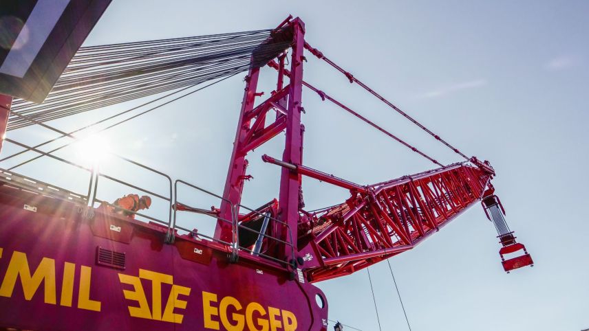 Der Liebherr Raupenkran LR 11000 der Firma Emil Egger AG ist der leistungsstärkste Kran der Schweiz. Foto: Jon Duschletta