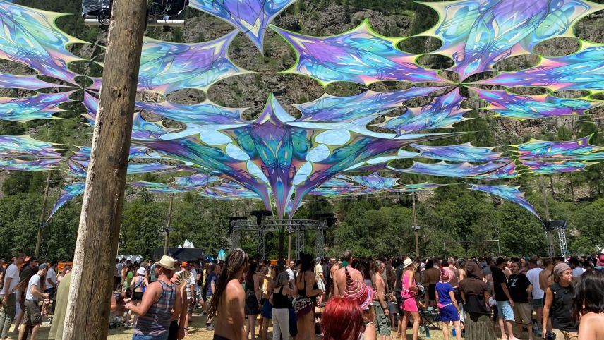 Tanter 4000 fin 5000 persunas han ballà da gövgia fin dumengia passada pro ritems da musica electronica. Davo duos ons posa ha gnü lö a Zernez darcheu il «Burning Mountain Festival». fotografia: Andri Netzer