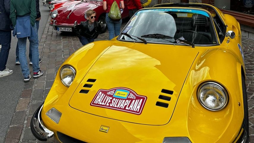 Impressionen der Autoschau an der Via Serlas.  Foto: Ladina Giston