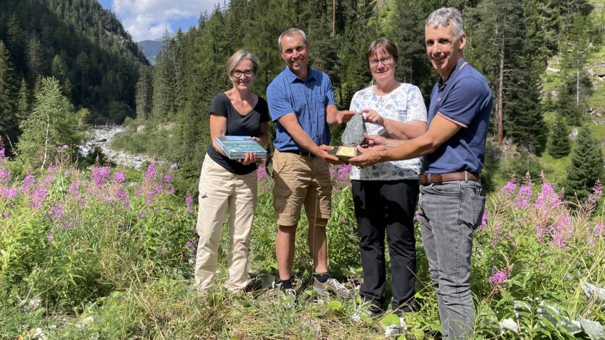 Feierliche Übergabe des Nominierungspokals mit Anita Mazzetta, Fadri Riatsch, Aita Zanetti und Fadri Guidon. Foto: Fadrina Hofmann