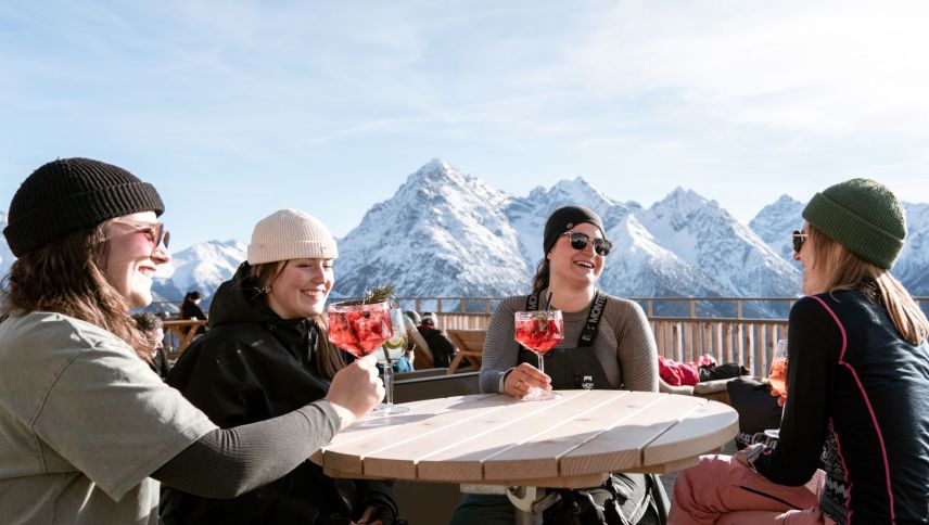 Frühlingsskifahren lockt auch wegen der wärmeren Temperaturen und der offenen Terrassen. Foto: Alberto Zeni