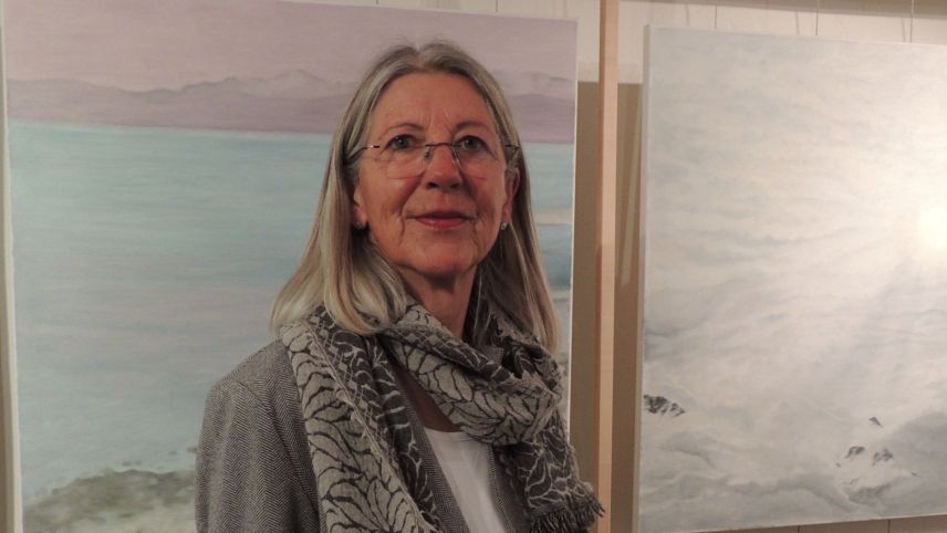 Yvonne Roth immez sias ouvras expostas a Sent (fotografia: Benedict Stecher).