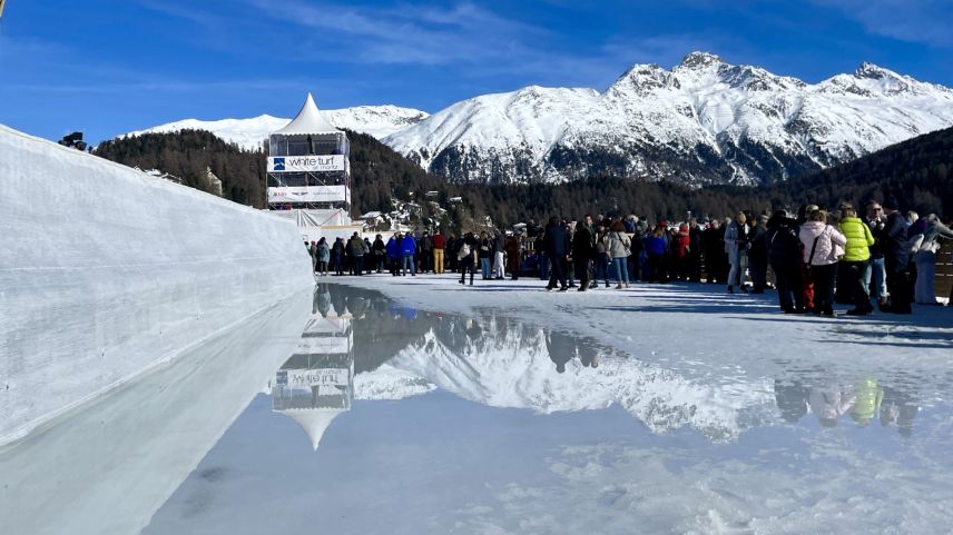Die hohen Temperaturen hinterlassen sichtbare Wasserlachen auf dem gefrorenen See. Foto: Fadrina Hofmann
