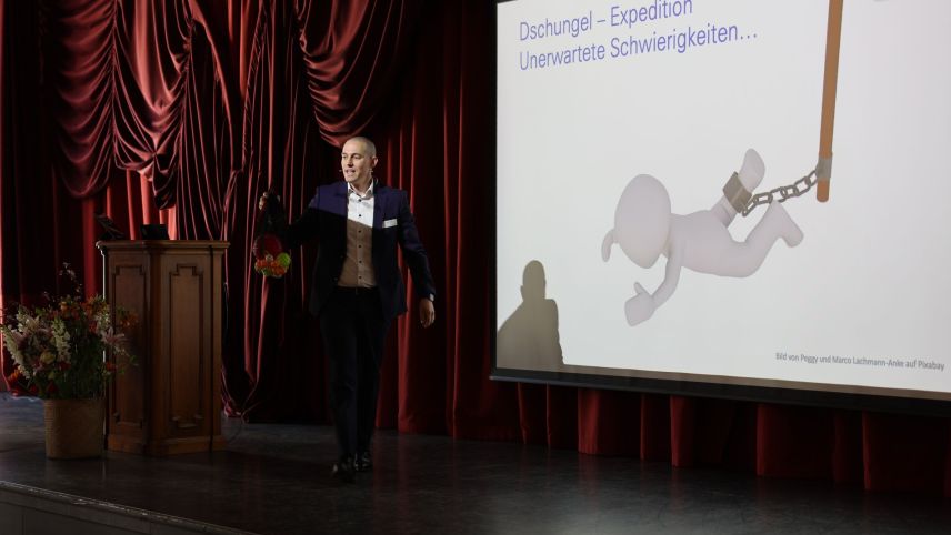 Sandro Müller präsentiert das Thema Cibersecurity auf anschauliche Weise. Foto: Dario Dosch