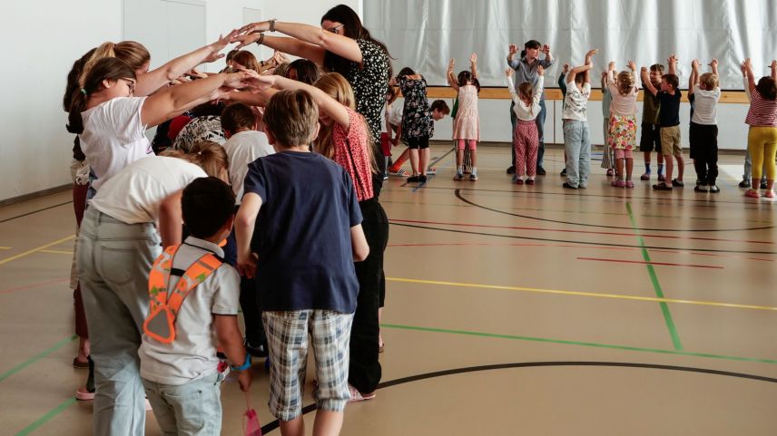 Ein Willkommensspalier als Begrüssung der Kindergarten- und 1.-Klass-Schülerinnen und -schüler, welche auf dem Weg durch das Spalier von ihren «Gotten» und «Göttis» der 7. und 9. Klasse begleitet werden. Fotos: Jon Duschletta