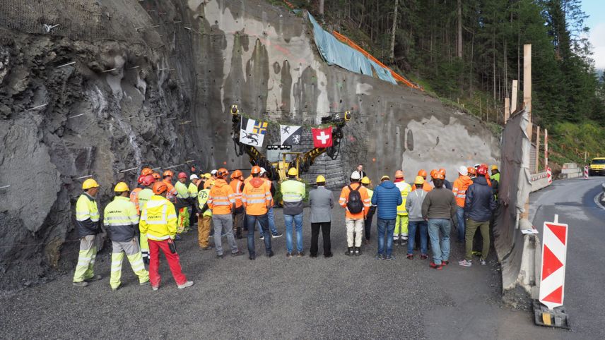 In preschentscha da mineurs, indschegners, rapreschantantas e rapreschantants politics es gnü dat la prüma minada pel tunnel da la Val Alpetta in direcziun Samignun (fotografia: David Truttmann).