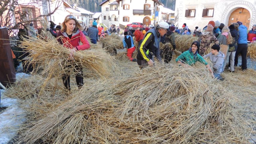Dürant il davomezdi lian ils magisters ed ils uffants da scoula las cuas da strom e fuorman uschè l’Hom Strom tradiziunal (fotografia: Benedict Stecher).		