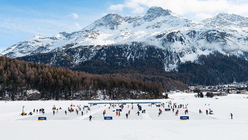 Bei guten winterlichen Verhältnissen traten 74 Teams auf dem Lej Suot an. Foto: Silvaplana Pond Hockey