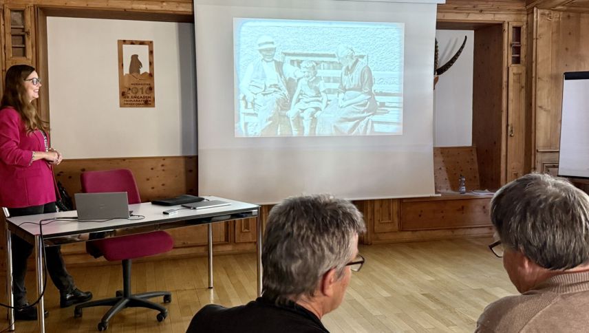 Ndine Wallaschek präsentiert das Inventarisierungsprojekt. Foto: Fadrina Hofmann