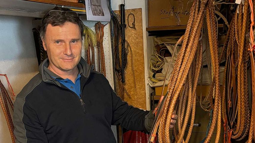 Il Zuozingher Ludwig Magni prodüa daspö 20 ans geischlas ed intaunt haun var 500 da quellas banduno sia ufficina (fotografia: Martin Camichel).