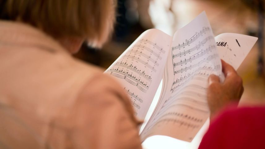 Üna trentina da chantaduras e chantadurs interessats han tut part in sonda passada al prüm inscunter pel Festival Scuol Classics 2026 (fotografia: Michael Steiner).