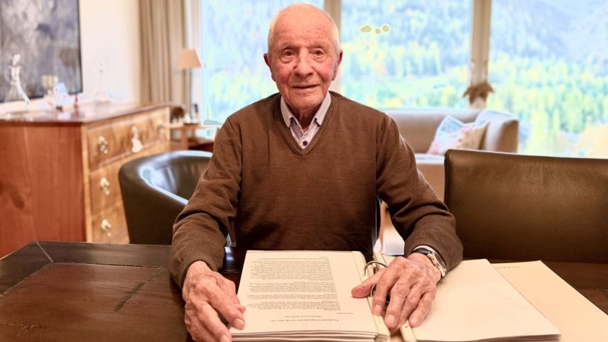 Claudio Vital s'interessa per l'istorgia locala ed ha eir scrit üna cronica da famiglia. fotografia: Fadrina Hofmann