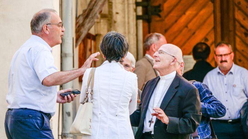 Guy Parmelin (links) im Gespräch mit Bischof Joseph Maria Bonnemain. Ganz rechts Victor Peer, Präsident der Region EBVM. Foto: Jon Duschletta
