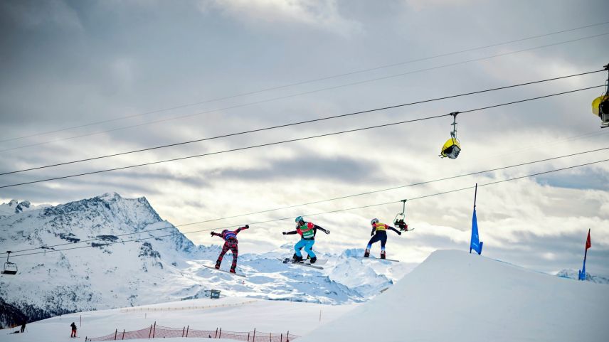 Im Snowboardcross geht es gegeneinander über einen Parcours mit Schanzen und scharfen Kurven. Foto: FIS-Freestyle-WM