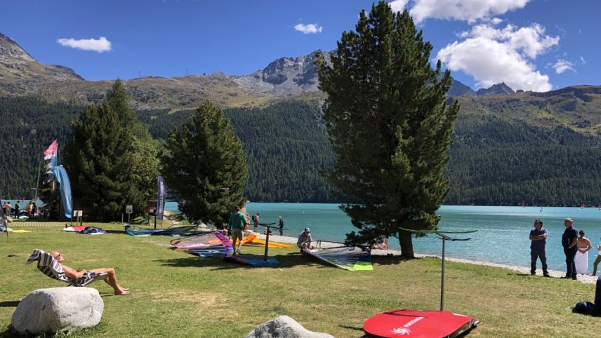 Kiten und Windsurfen werden dank Innovationen immer beliebter. Das führt auch zu einer intensiveren Nutzung des Silvaplanersees.     Foto: Marie-Claire Jur