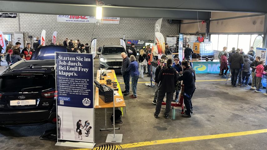 In den Hangars des Flugplatzes Samedan stand für einmal die Automobilbranche im Rampenlicht. Foto: Andrea Gutgsell