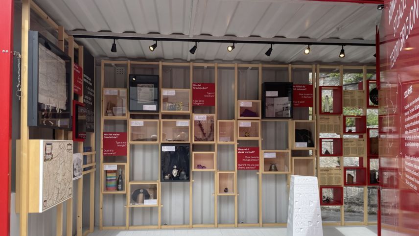 Il cour da l'exposiziun sun ils s-chazis ramassats dürant il viadi. fotografia: Fadrina Hofmann