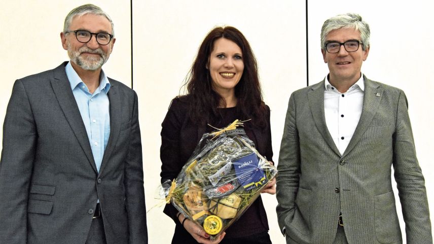 A la radunanza da la Società da commerzi e mansteranza EB ha il president Richard à Porta (schnestra) pudü salüdar a Brigitte Küng dal Forum d’economia Grischun ed al cusglier guvernativ Jon Domenic Parolini. fotografia: Nicolo Bass