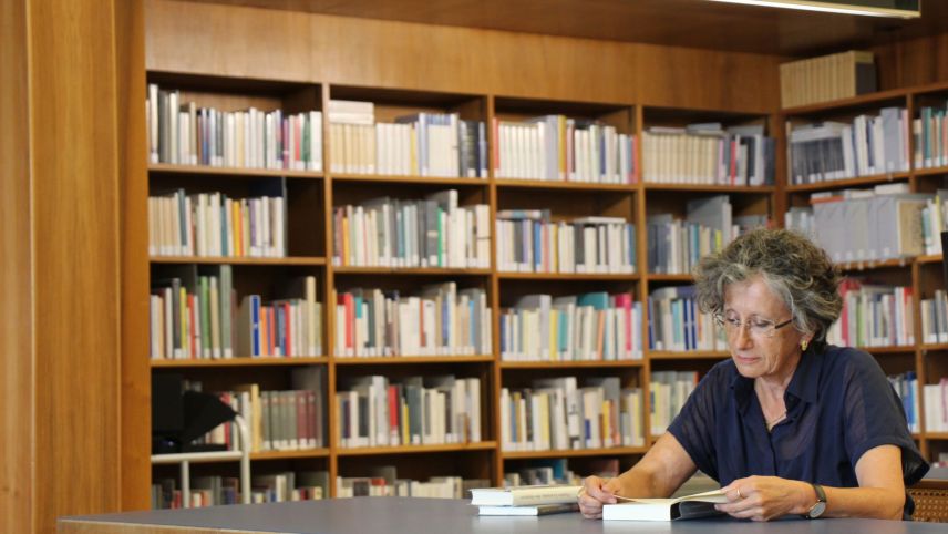 Annetta Ganzoni chi viva a Berna lavura vi da publicaziuns e vi dal mantegnimaint e la perscrutaziun da relaschs dad auturs ed auturas rumauntschas e taliaunas (fotografia: Gianna Duschletta).