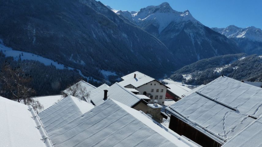 A Tschlin suot la chasa da scoula vain realisada üna nouva zona da fabrica per indigens (fotografia: Flurin Andry).