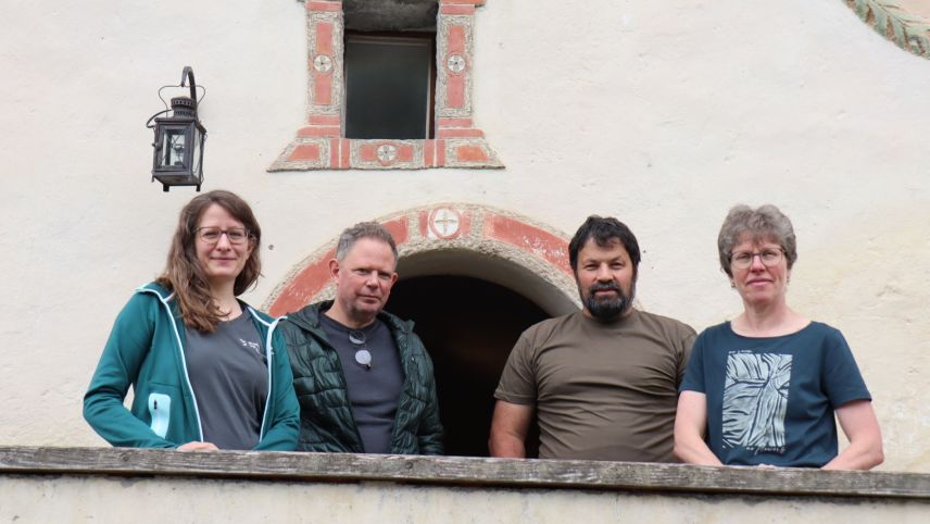 La squadra davo l’exposiziun Tantertemp davant la Chasa Jaura (da schnestra): Linda Feichtinger, Pascal Lampert, Gian Bott e Corina Bott (fotografia: Martin Camichel).
