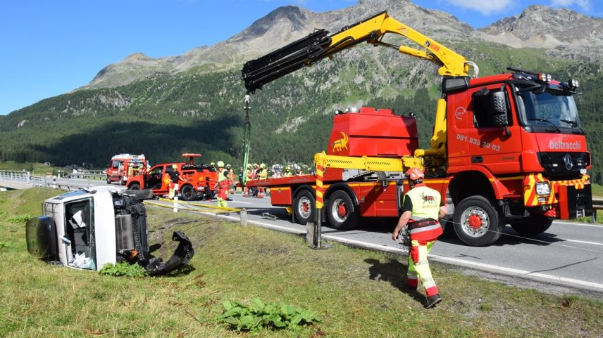 Das Fahrzeug wird abtransportiert. Foto: Kantonspolizei Graubünden