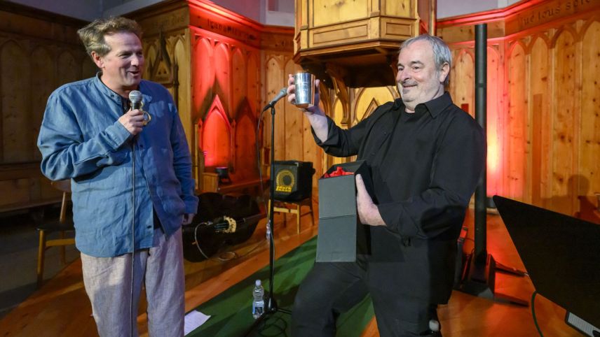 Matthieu Michel ist der siebte Preisträger des Franco Ambrosetti Awards. Dieser wurde ihm am Sonntag von Festivalgründer Christian Jott Jenny überreicht.