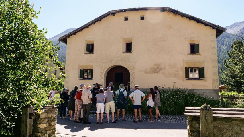 Die Chesa Giorgio in Cinuos-chel wurde in der Mitte des 16. Jahrhunderts erbaut. 