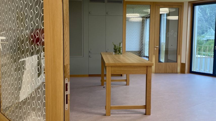 Auf jedem Stockwerk hat es auch eine Küche mit Aufenthaltsraum. Foto: Fadrina Hofmann