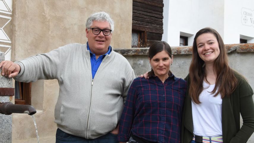 Hermann Thom, il president scadent da l’UdG, ha bivgnantà a Fadrina Hofmann ed a Gianna Duschletta illa nouva suprastanza (sülla fotografia manca Violanta Rominger). 		fotografia: Nicolo Bass