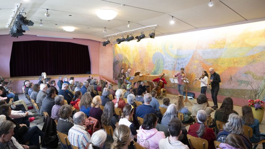 Ein Musikensemble von ehemaligen und aktuellen Mitarbeitenden der Schule sorgte für ein begeisterndes Konzert Zum Abschluss. Foto: Mayk Wendt