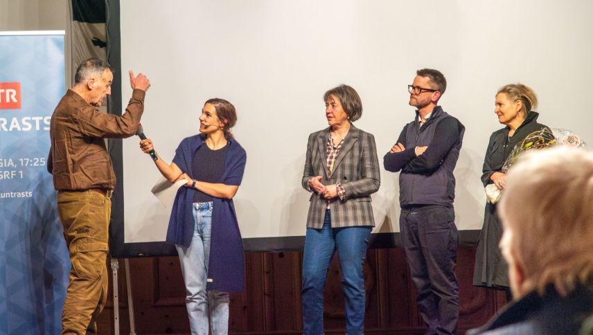V.l.: Filmprotagonist Ottavio Clavuot, Moderatorin Anna Serarda Campell, Jacqueline Strauss, Museum für Kommunikation, Pascal Werner, Fotostiftung GR und Filmemacherin Romana Costa. Foto: Jon Duschletta