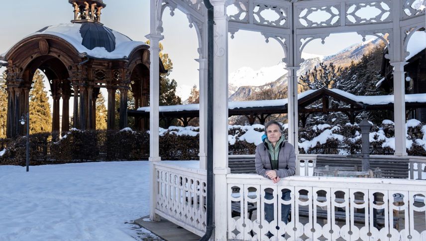 Roman Vital auf dem Areal des abgebrannten Hotel Waldhaus Vulpera. Foto: Diana Ulrich