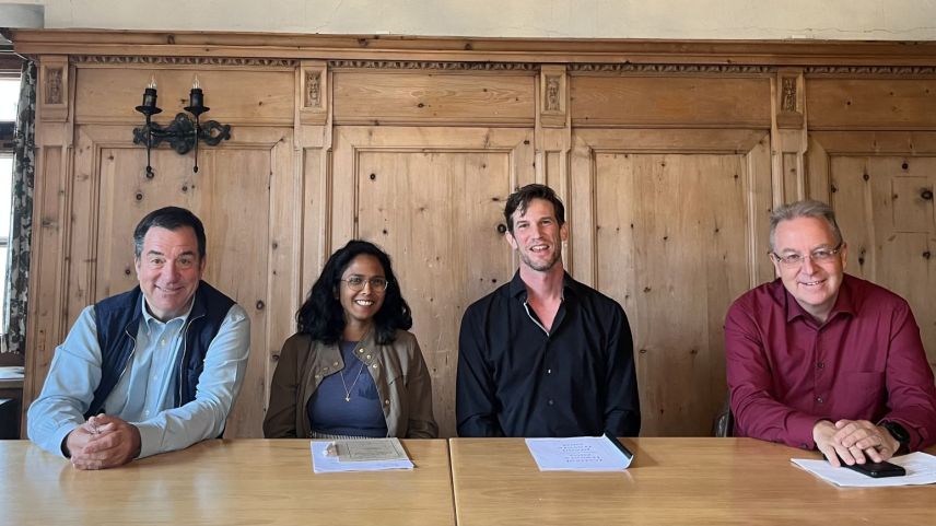 Andrea Gilli (da schnestra), Gianna Olinda Cadonau, Ivo Bärtsch e Lucian Schucan haun oriento davart il «festival travers zuoz» (fotografia: Martin Camichel).