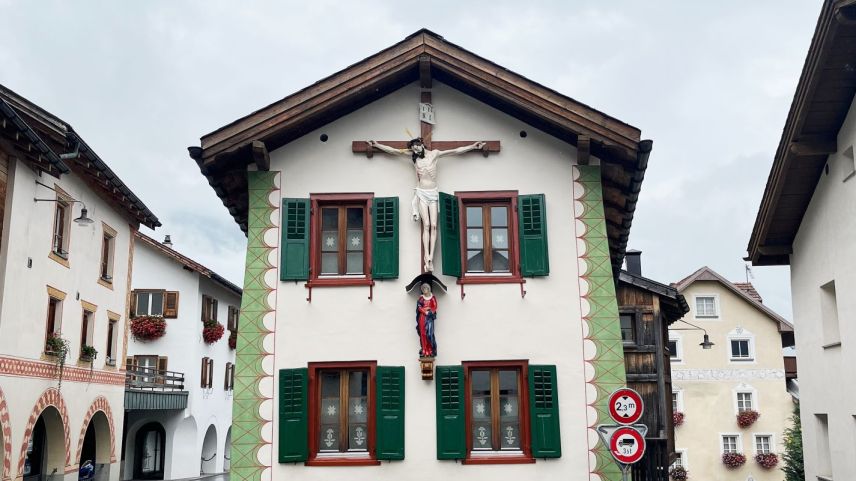 Il crucifix grond a Müstair es tuornà davo passa trais ons in restauraziun cun ün nouv Gesu ed üna nouva Maria (fotografia: David Truttmann).