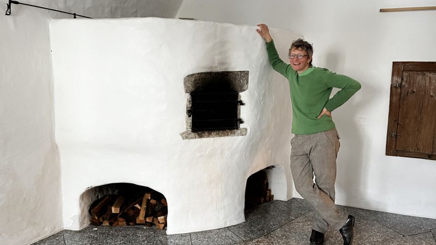 Franziska Barta vor dem Herzstück ihrer Wohnung - einem alten Brotbackofen. Foto: z.Vfg.