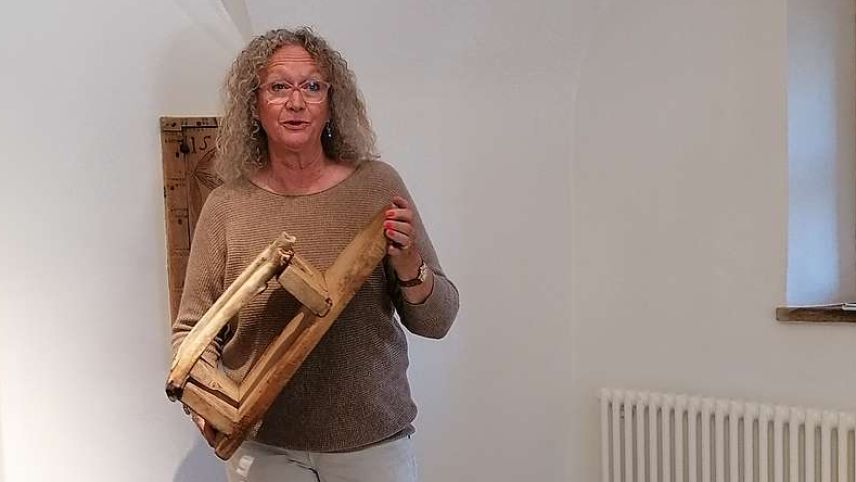 Corina Blättler-Monsch während der Führung bei den Europäischen Tagen des Denkmals mit einem Holzschlitten für Kinder. Zwei Tierknochen fanden als Kufen Verwendung. Foto: Denise Muchenberger
