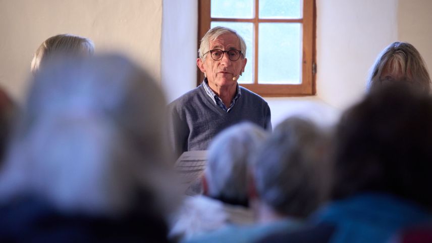 «La baselgia sto viver inavant», disch Jachen Erni chi’d es stat 38 ons president da la Società Center cultural Baselgia San Niclà (fotografia: Michael Steiner). 