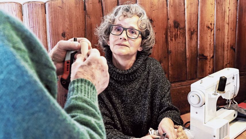 Manuela Dorsa und Hansjörg Hosch beratschlagen sich, wie eine armlose Puppe wieder zu ihren Gliedmassen kommt. Foto: Denise Kley