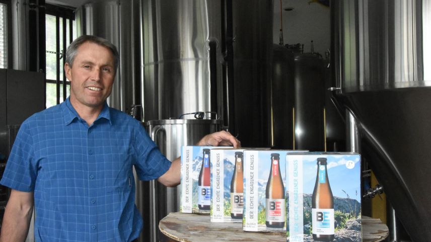 Fadri Riatsch es daspö duos mais manader da gestiun da la Bieraria Tschlin SA (fotografia: Nicolo Bass).