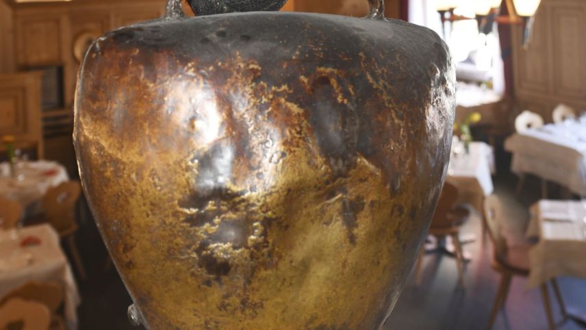 Die Schellen-Ursli-Schelle im Hotel ­Steffani in St. Moritz. Foto: Hans Ulrich Gantenbein